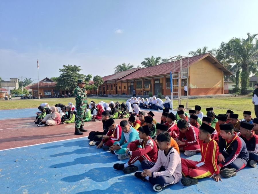 Babinsa Bekali Siswa Baru MTsN 4 Rokan Hulu dengan Wawasan Kebangsaan