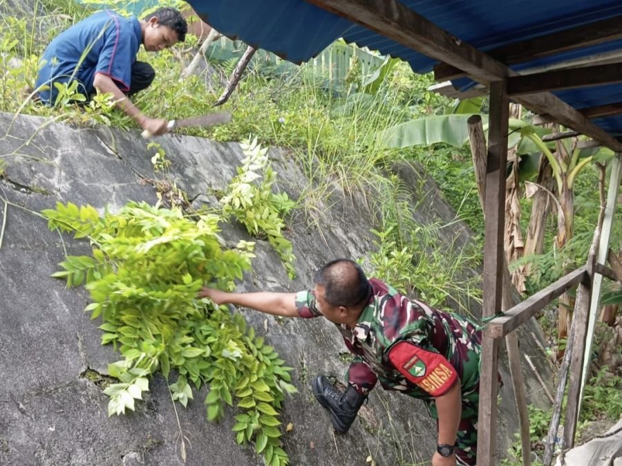 Babinsa Belakang Padang Gerakkan Warga Gotong Royong Sambut Iduladha
