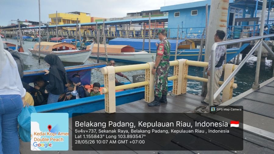 Babinsa Belakang Padang Kawal Arus Libur Iduladha di Pelabuhan Kuning