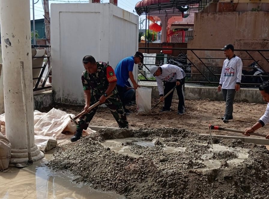 Babinsa Belakang Padang Pimpin Gotong Royong Benahi Gedung Nasional