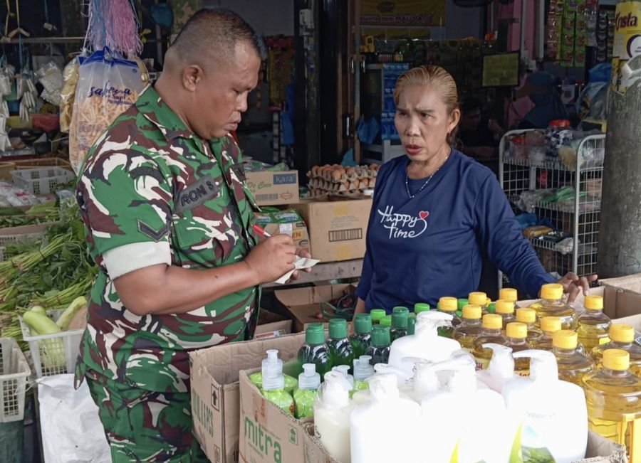 Babinsa Belakang Padang Temukan Kenaikan Harga Daging dan Sayur