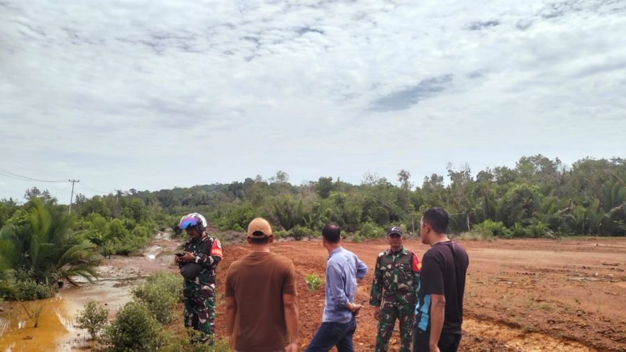 Babinsa Belat Dampingi Kasdim Ukur Lahan KDKMP Desa Sebele