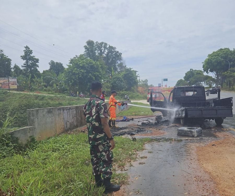 Babinsa Belian Bergerak Cepat Saat Pick Up Terbakar di Jalur Bandara