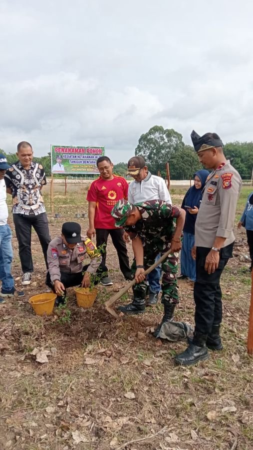 Babinsa Benai Hadiri Penanaman Pohon di Wisata Rawang Udang