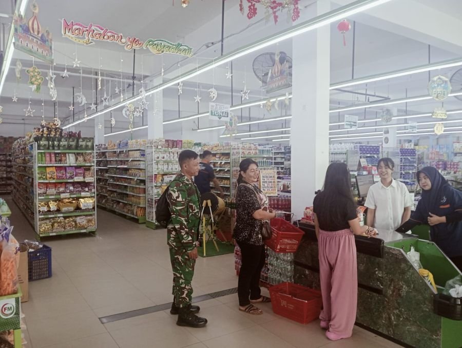 Babinsa Bencah Lesung Pererat Sinergi dengan Fresh Mart, Ajak Bersama Jaga Keamanan Lingkungan