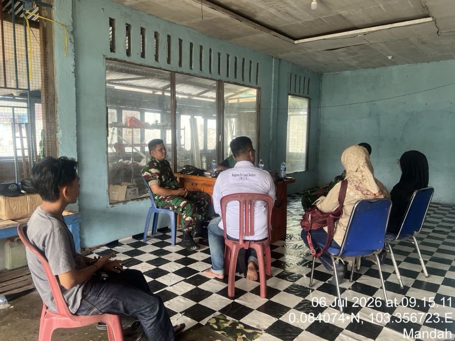 Babinsa Bente Koramil 08/Mdh Kopda Hendri melaksanakan kegiatan Komsos di kantor desa Bente bersama