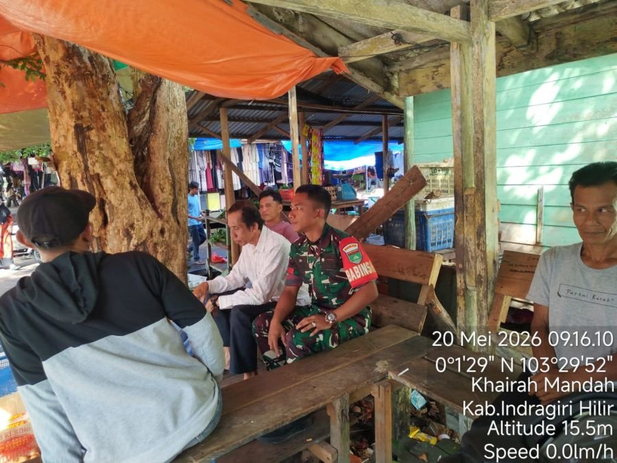 BABINSA BERBAUR BERSAMA MASYARAKAT DALAM KESIBUKAN SEHARI-HARI BERBELANJA DI PASAR KHAIRIYAH MANDAH