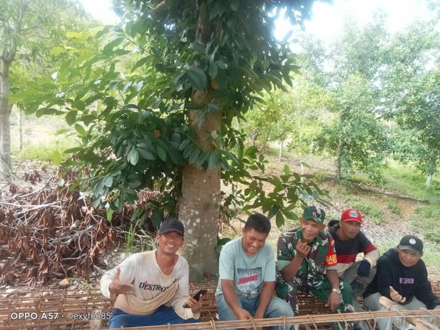 Babinsa berdiskusi dan memberikan dorongan semangat serta motivasi kepada pekerja bangunan