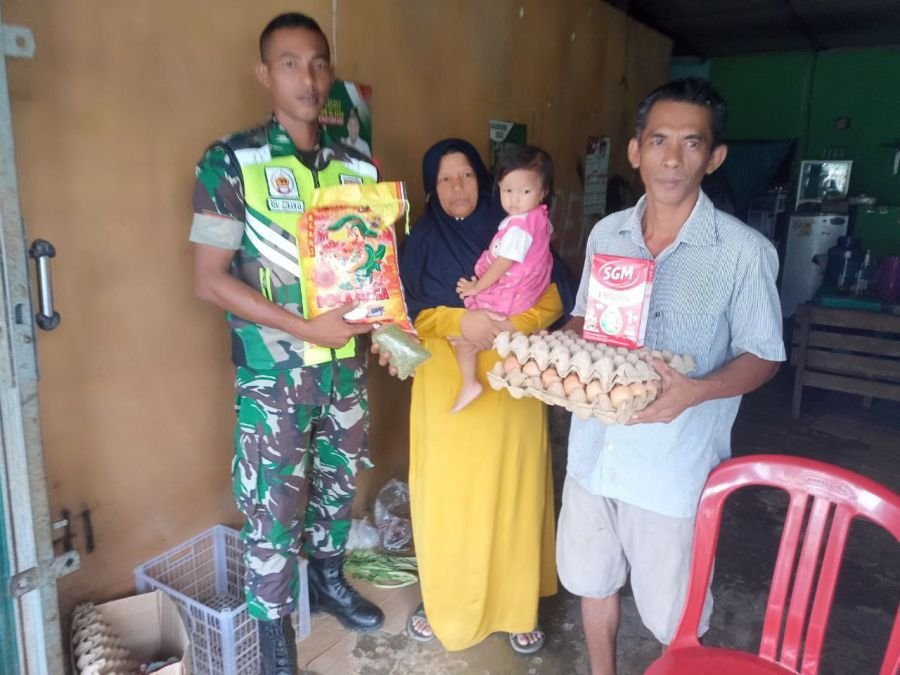 Babinsa Berikan Bantuan kepada Warga Kurang Mampu di Desa Pulau Sipan
