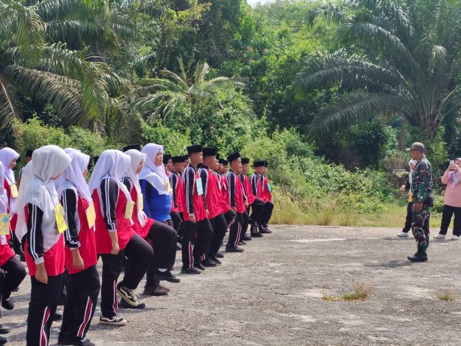 Babinsa Berikan Pelatihan PBB untuk Membentuk Karakter Disiplin Siswa/wi.