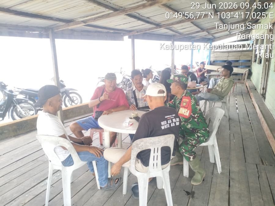 Babinsa Berikan Penyuluhan tentang Bahaya Tindakan Kriminal di Desa Tanjung Samak