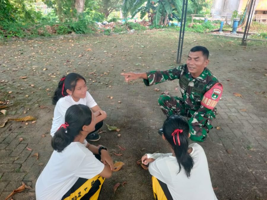 Babinsa Berikan Wawasan Kebangsaan dan Cinta Tanah Air kepada Siswa-Siswi Desa Sri Bintan.