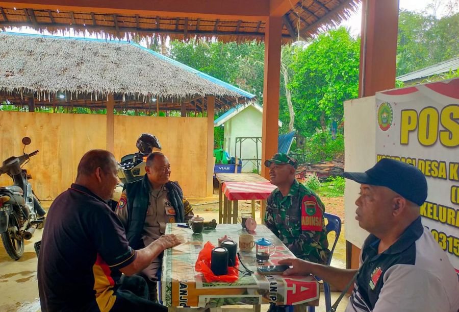 Babinsa bersama Bhabinkamtibmas melaksanakan komsos dengan warga Jln. Hang Lekir RT003/RW005 Kel.Bat