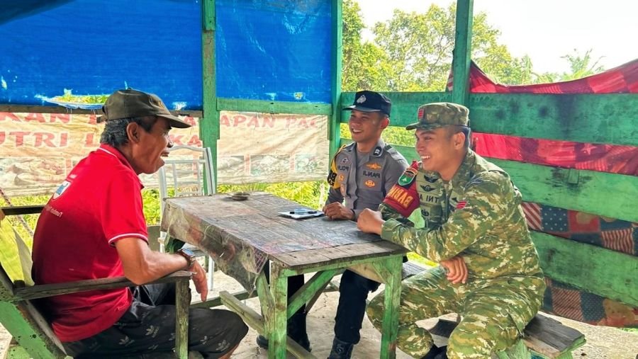 Babinsa bersama Bhabinkamtibmas Melaksanakan Komsos