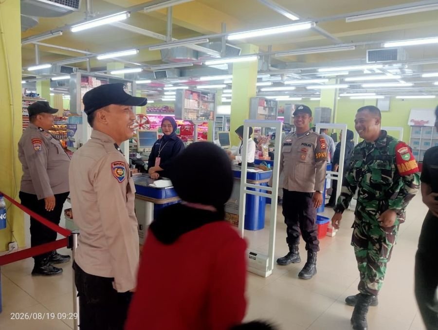 Babinsa bersama Bhabinkamtibmas Susuri Keramaian Antisipasi Tindak Kriminal