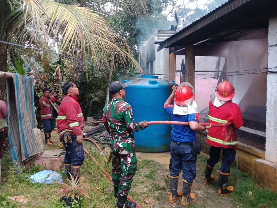 Babinsa Bersama Damkar Padamkan Kebakaran Rumah Warga di Desa Tanjung Alai