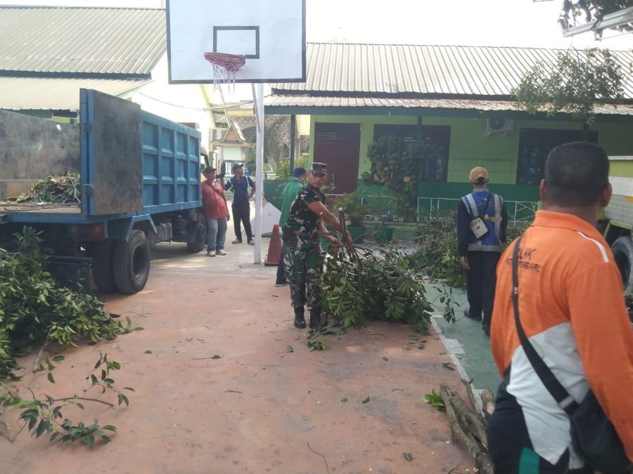 Babinsa Bersama DLHK dan Siswa Gotong Royong Wujudkan Sekolah Bersih dan Nyaman