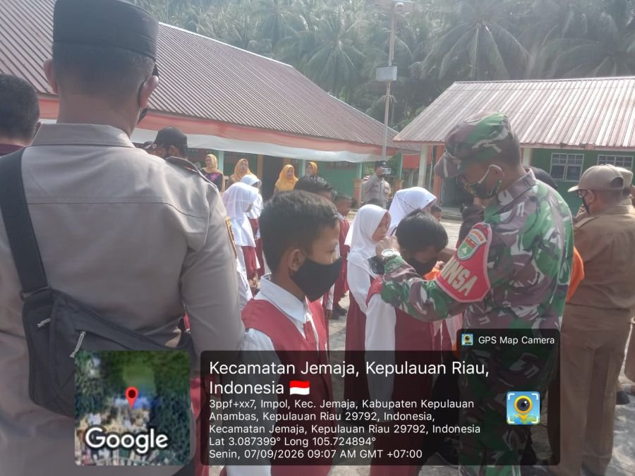 Babinsa Bersama Forkopimcam Jemaja Barat Bagikan Masker dan Sosialisasikan Dampak Asap Karhutla