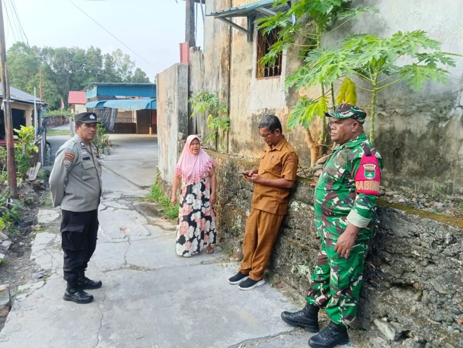 Babinsa Bersama Lurah dan Bhabinkamtibmas Dampingi Warga yang Membutuhkan Penanganan Kesehatan Tj Un