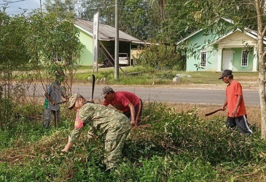 Babinsa Bersama Masyarakat Gotong Royong, Wujudkan Lingkungan Bersih dan Asri