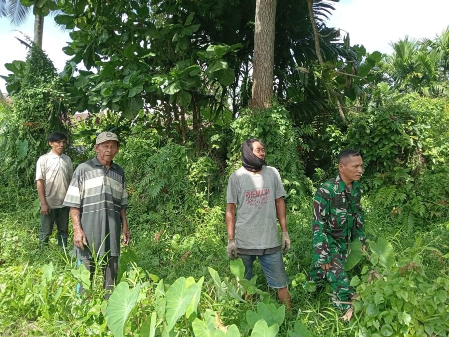 Babinsa Bersama Masyarakat Kelurahan Selat Panjang Kota Patroli Lahan dan Hutan