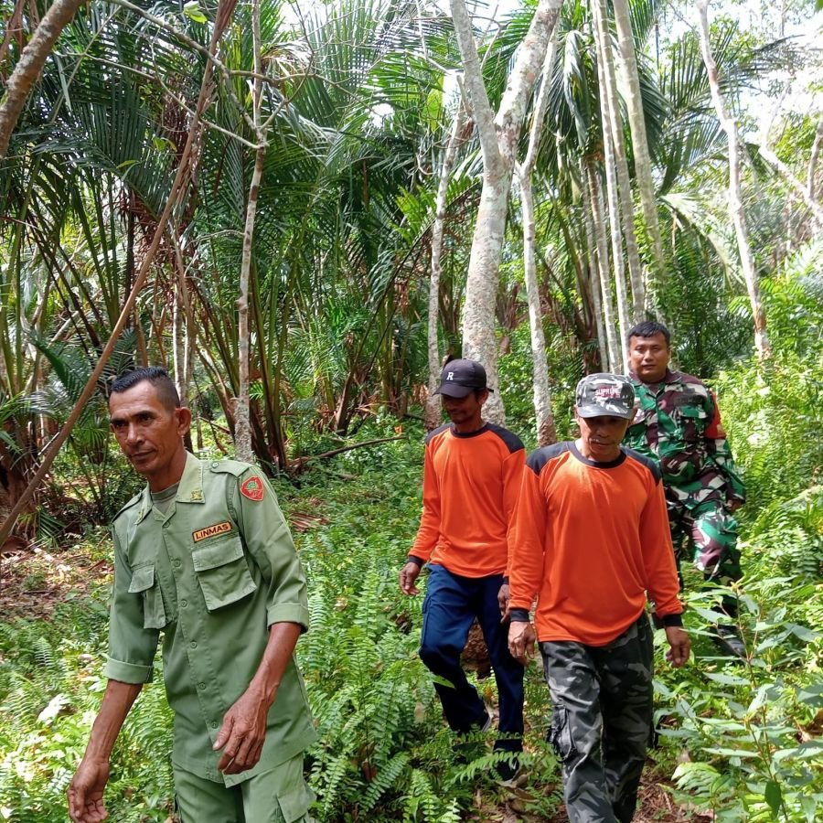Babinsa Bersama Masyarakat Peduli Api Perkuat Patroli Karhutla di Desa Ketam Putih.