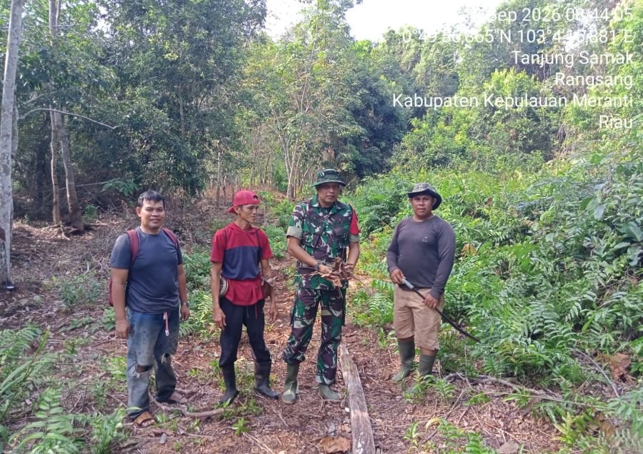 Babinsa Bersama MPA dan Warga Sisir Tanjung Samak, Cegah Karhutla Sejak Dini
