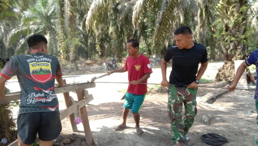 Babinsa Bersama Pekerja Optimalkan Progres Pembangunan Jembatan Gantung Garuda