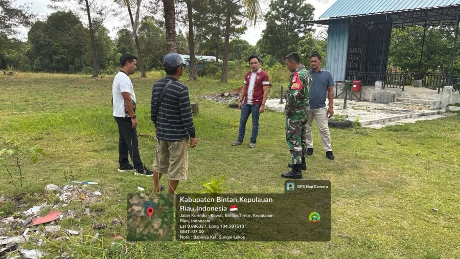 Babinsa Bersama Pemerintah Kelurahan dan Tokoh Masyarakat Tinjau Titik Rawan Karhutla di Sungai Leko