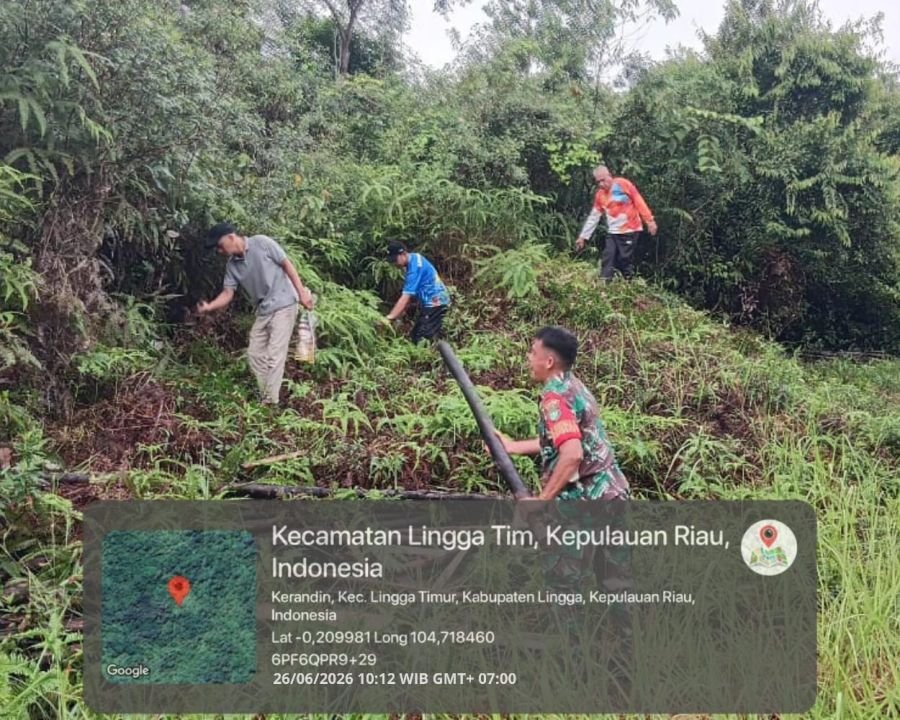 Babinsa Bersama Perangkat Desa dan Warga Gotong Royong Bersihkan Lingkungan Kantor Desa Kerandin