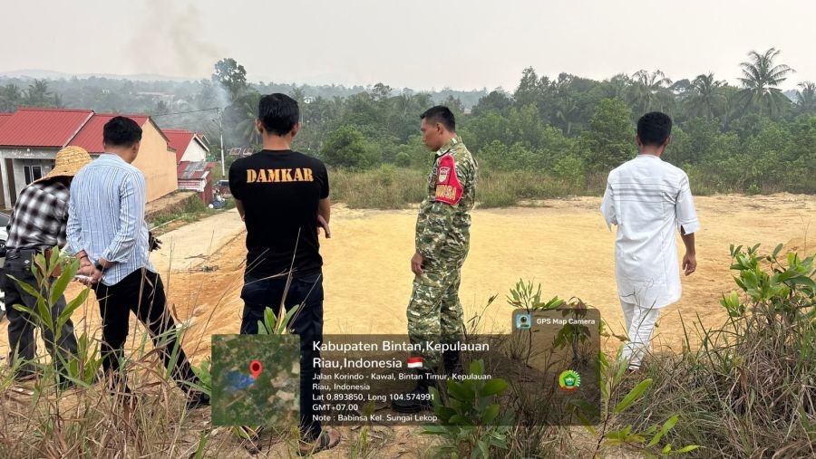 Babinsa Bersama Pihak Kelurahan dan Damkar Tinjau Lokasi Pasca Kebakaran Lahan di Sungai Lekop.