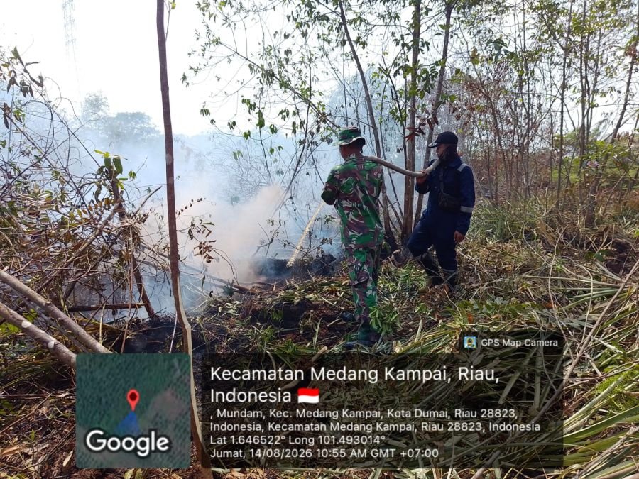 Babinsa Bersama Tim Gabungan Padamkan Karhutla di Kelurahan Mundam