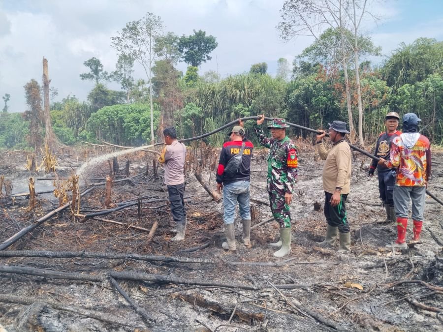Babinsa Bersama TNI-Polri dan RPK Perkuat Penanganan Karhutla di Batu Teritip