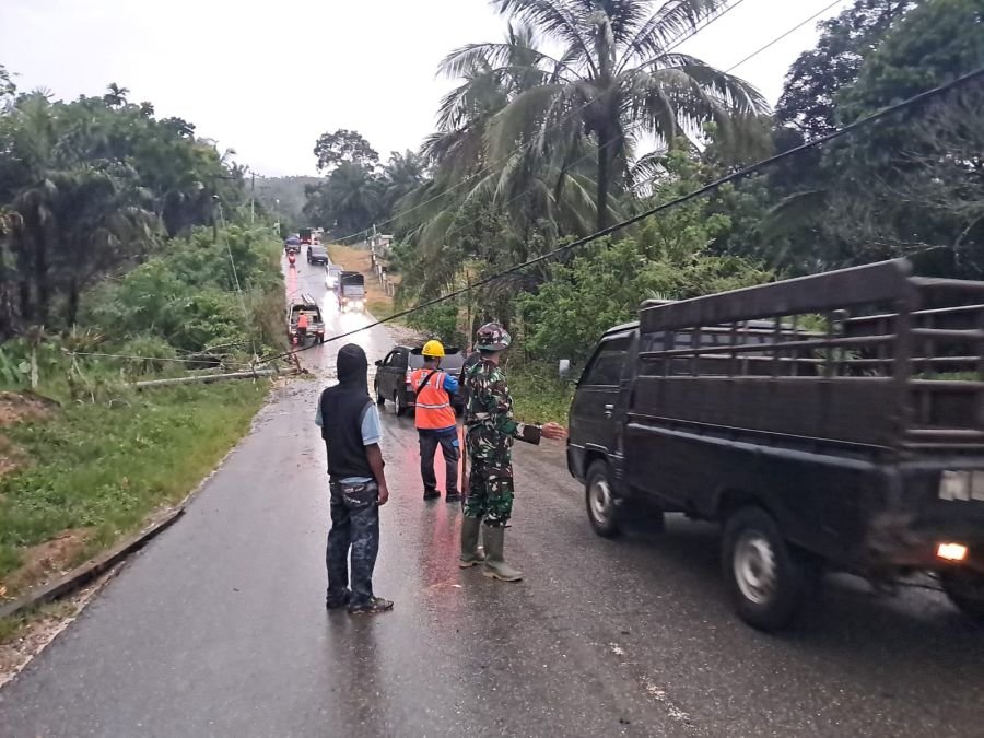 Babinsa Bersama Warga dan PLN Gotong Royong Evakuasi Tiang Listrik Tumbang di Rokan Timur