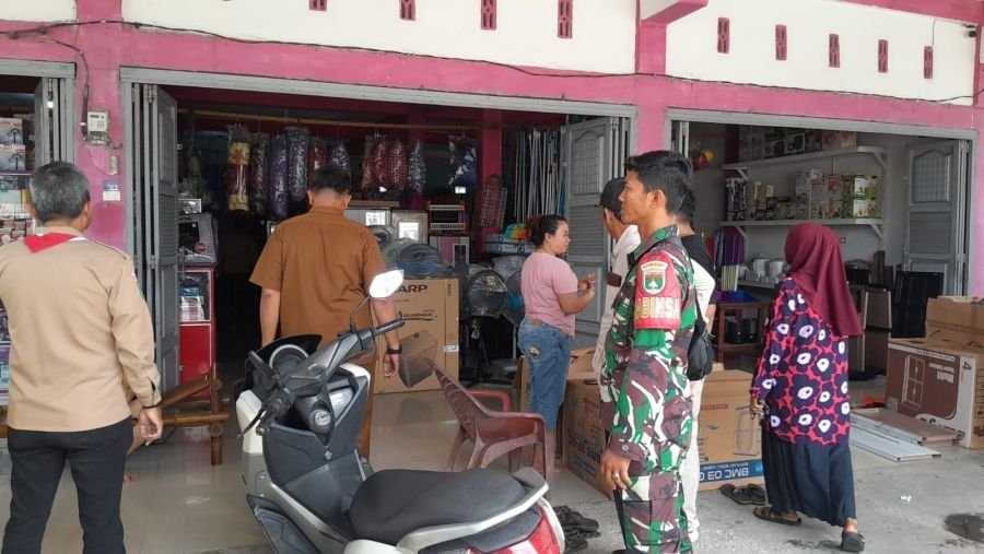 Babinsa Bersama Warga Dorong Evaluasi Pita Kejut di Jalan Yos Sudarso KM 20