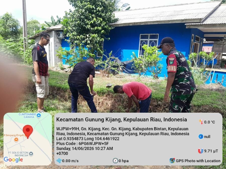 BABINSA BERSAMA WARGA GOTONG ROYONG BERSIHKAN SELOKAN DI GANG RENJONG
