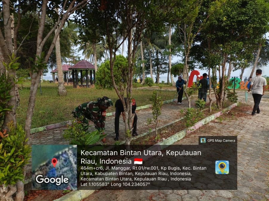 Babinsa Bersama Warga Gotong Royong Membersihkan Lingkungan di Kampung Bugis
