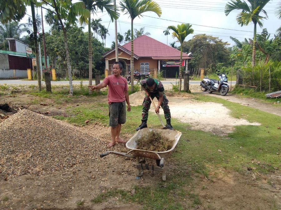 Babinsa Bersama Warga Gotong Royong Ciptakan Lingkungan Bersih dan Sehat diDesa Seberang Pulau Busuk
