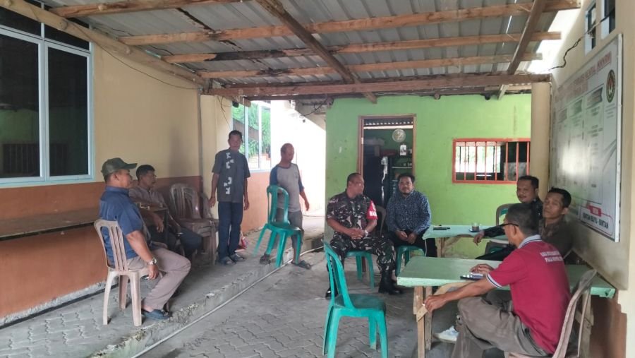 Babinsa Bintan Buyu Ajak Warga Ikuti Upacara HUT Kemerdekaan RI Ke-81.