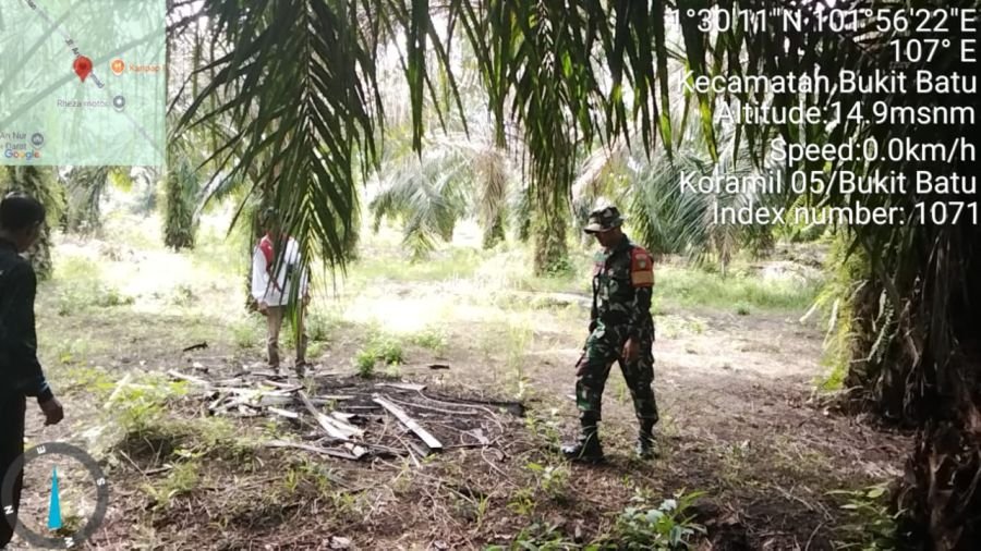 Babinsa Bukit Batu Sisir Lahan Rawan Karhutla di Desa Temiang