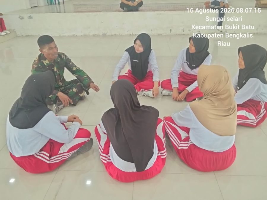 Babinsa Bukit Batu Tanamkan Nilai Pancasila kepada Generasi Muda di Sungai Selari