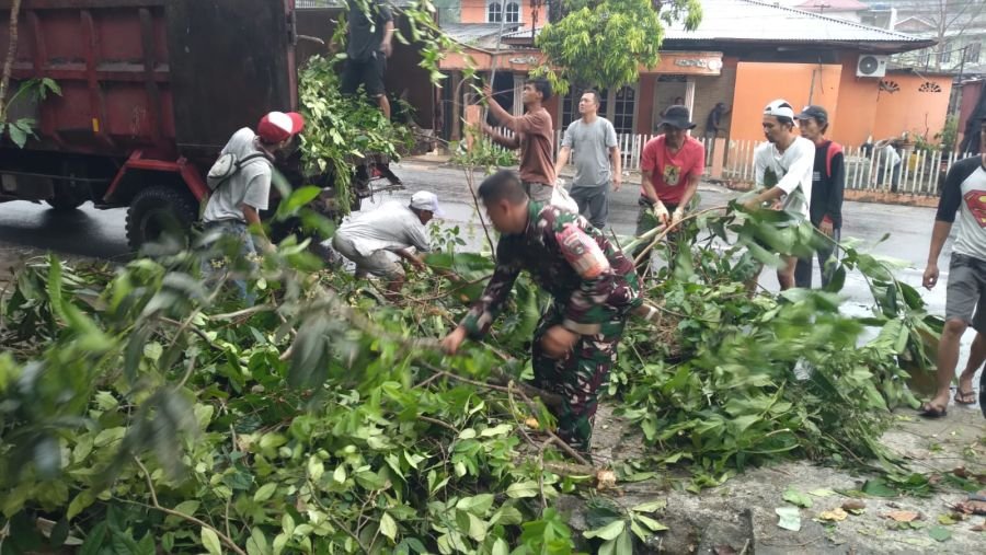 Babinsa Bukit Cermin Sertu Dede.Sugianto bersama warga gotong royong dukung penilaian proklim utama