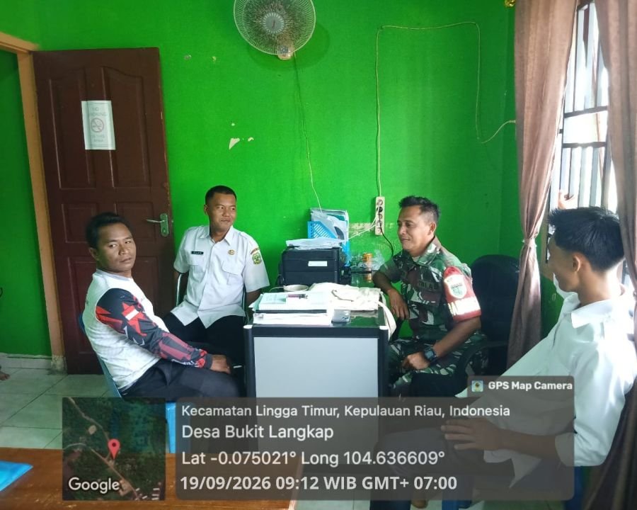 Babinsa Bukit Langkap Ajak Perangkat Desa Jaga Keamanan dan Kebersihan Lingkungan