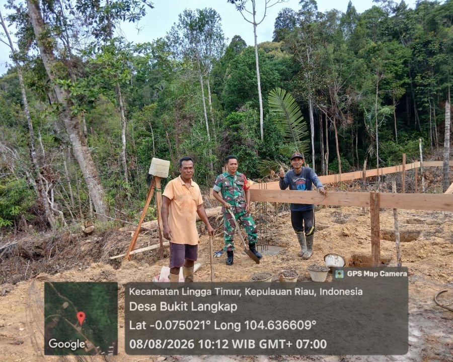 Babinsa Bukit Langkap Sambangi Warga Bangun Pondok Kebun, Ingatkan Utamakan Keselamatan Kerja