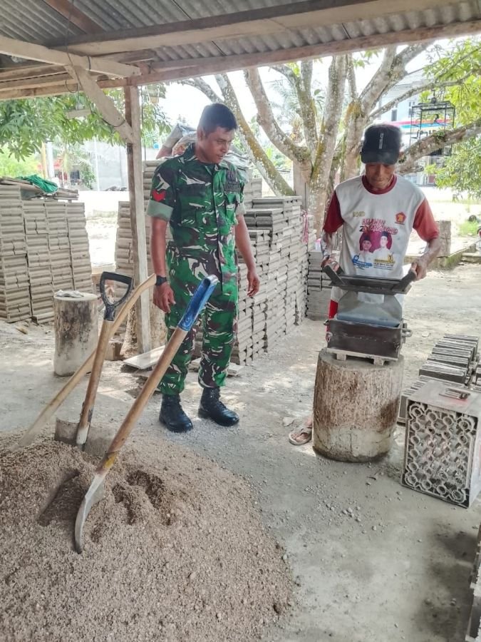 Babinsa Bukit Meranti Sambangi Pengrajin Batako, Perkuat Kedekatan Warga