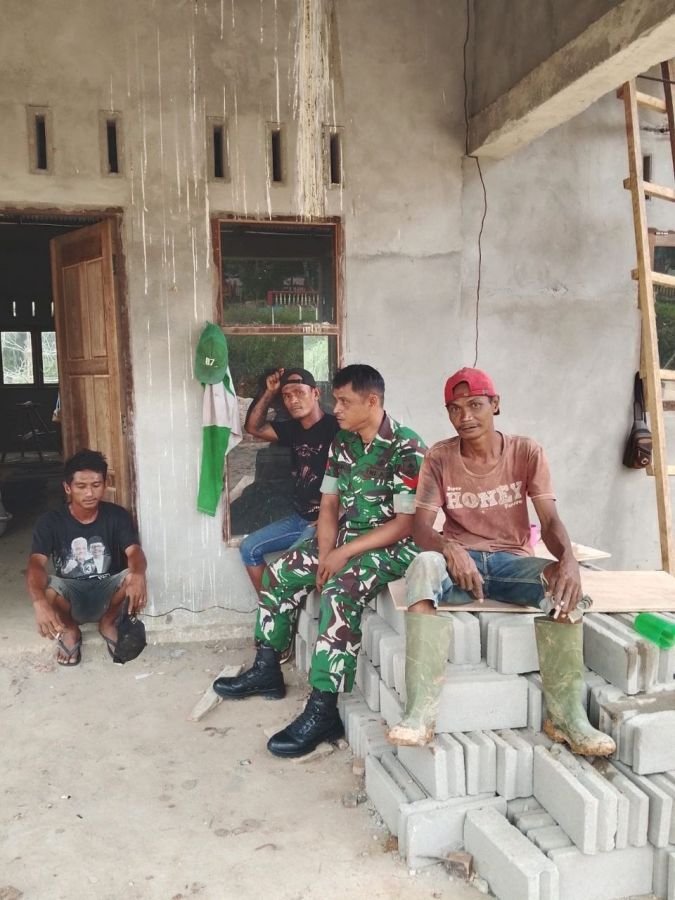 Babinsa Bukit Meranti Serap Keluhan Warga Lewat Komsos Lapangan