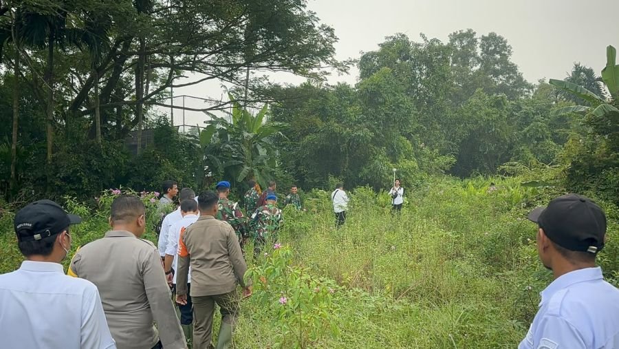 Babinsa Buluh Kasap Dampingi BPN Dumai Lakukan Pengukuran Tanah BMN Hulu Migas Kementerian Pertahann
