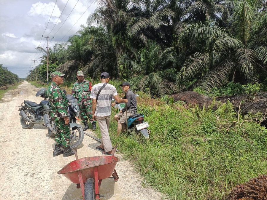 Babinsa Bunut Intensifkan Patroli Karhutla di Desa Merbau