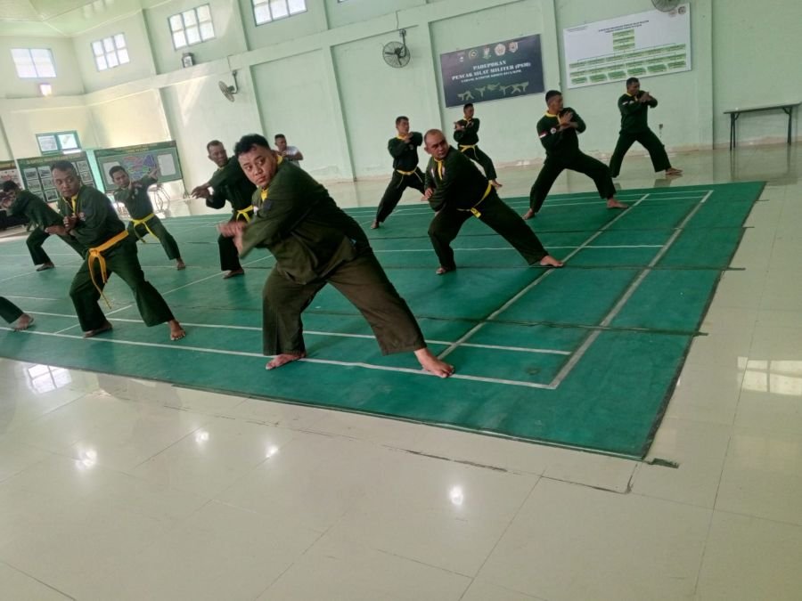 Babinsa Bunut Tingkatkan Kesiapsiagaan Lewat Latihan Pencak Silat