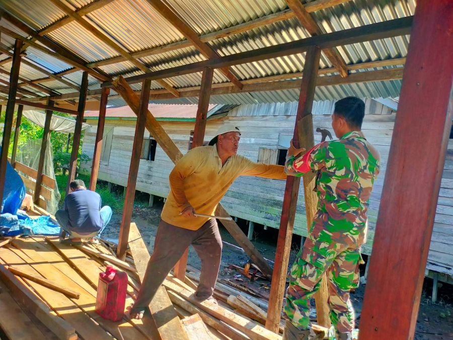 Babinsa Bunut Turun Langsung Renovasi Rumah Warga